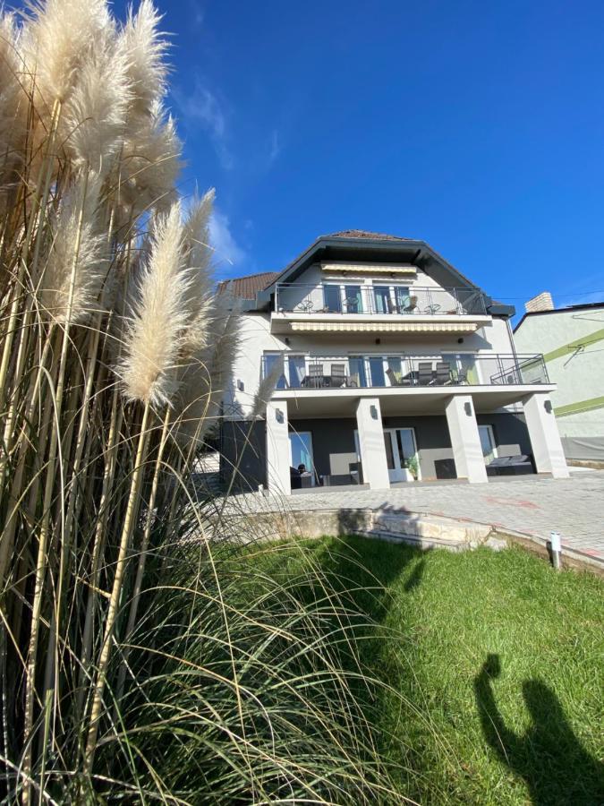 Balkon Apartmanhaz Panzio バラトンフレド エクステリア 写真