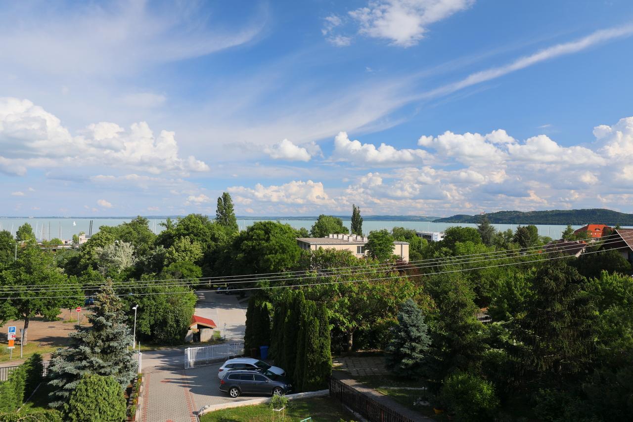 Balkon Apartmanhaz Panzio バラトンフレド エクステリア 写真